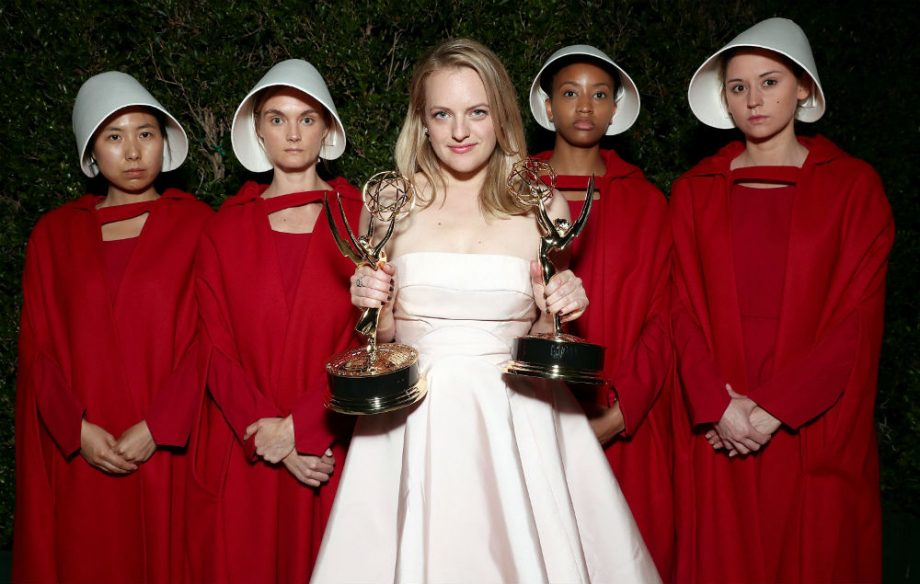 Handmaid elisabeth moss handmaids criada cuento rape inverse staffel indiewire magd